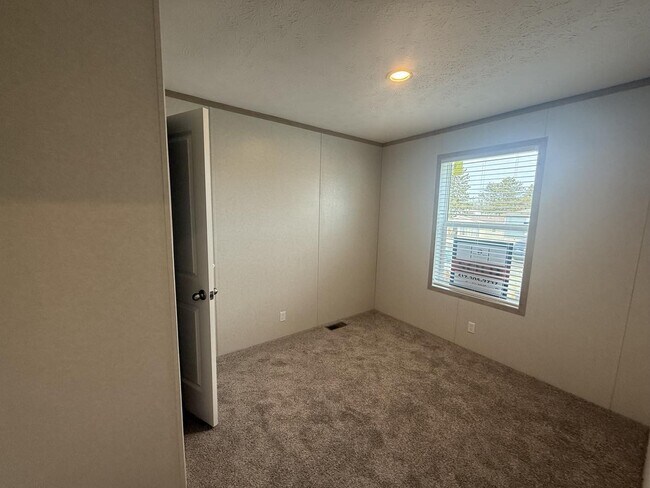 Foto del edificio - 300 Forrest Ave