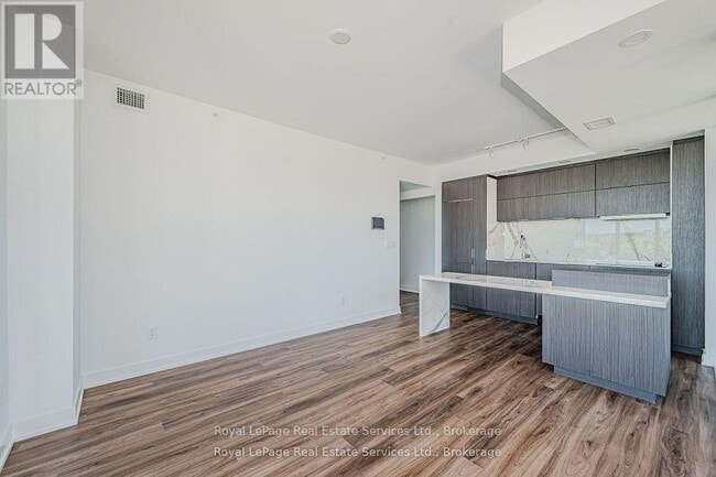 Building Photo - 370 Martha St