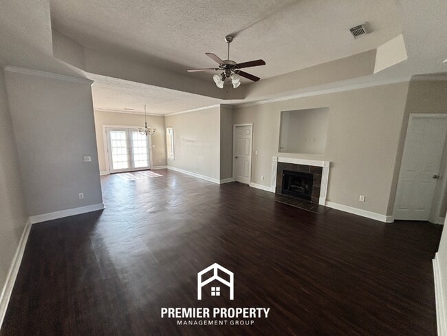 Foto del edificio - Charming 3BR Tuscaloosa Home | Hardwood Floors, Brick Fireplace, 2-Car Garage & Fenced Yard