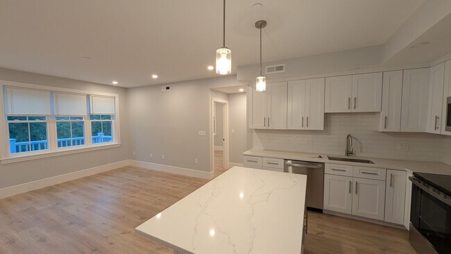 Foto del edificio - Brand New Unit for 8/1 - 2-Bed/2-Ba w/ Laundry in Unit