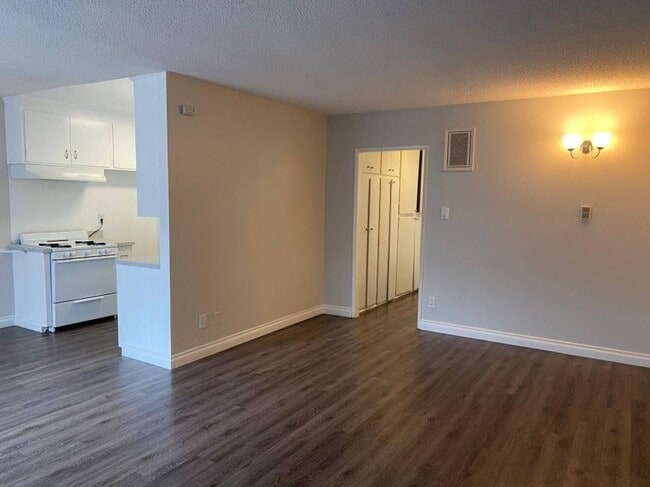 Building Photo - 1.0 bedroom in Canoga Park California 91304
