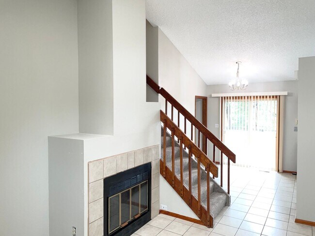 Building Photo - 3 Bedroom Single Family Home Nestled in Fo...