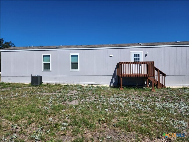 Foto del edificio - 220 County Rd 2600