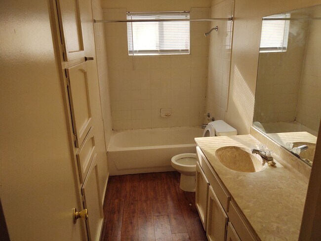 Foto del edificio - 240-242-242 Craddock Ave