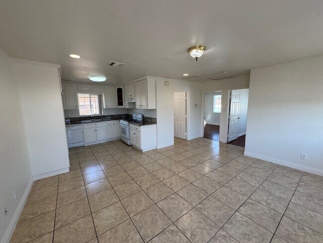 Foto del edificio - 253 E Plymouth St