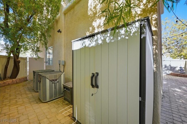 Foto del edificio - 10457 Chrisman Ave