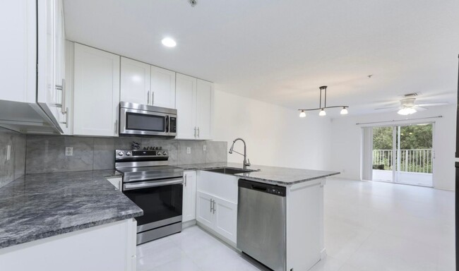 Foto del edificio - Renovated 3/2.5/1 Townhome in Martin's Cro...