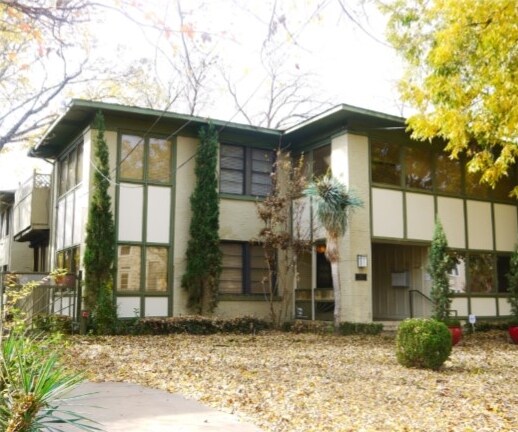 Foto del edificio - 3911-3917 N Hall St