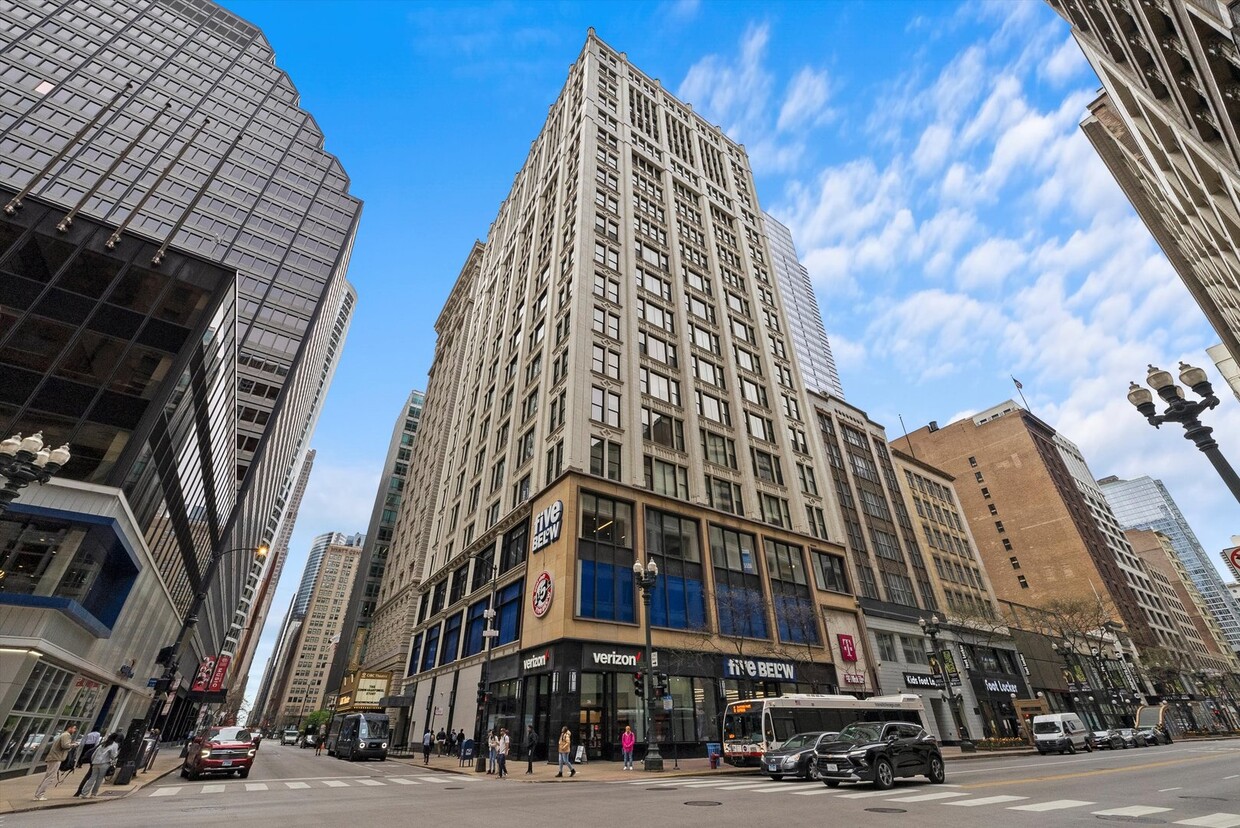 Foto principal - 8 W Monroe St
