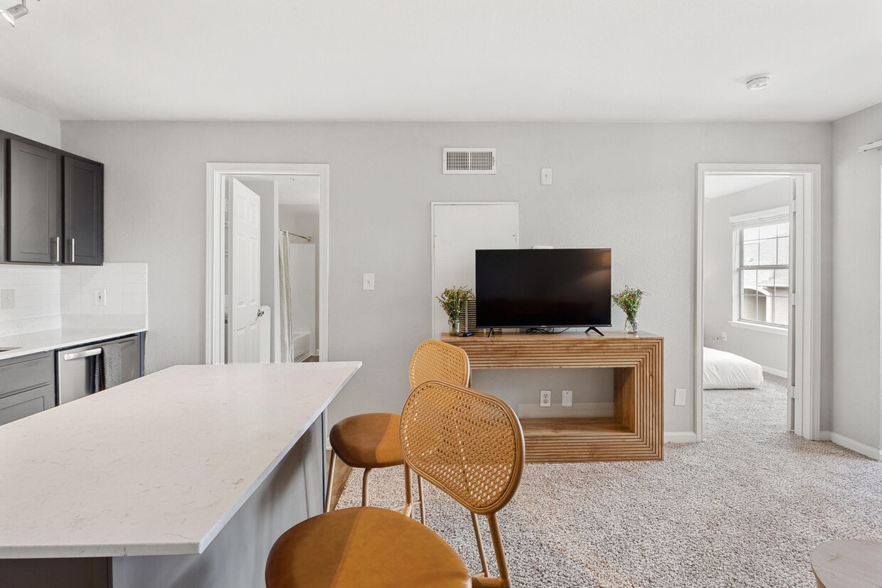 Foto principal - 8054 Exchange Dr