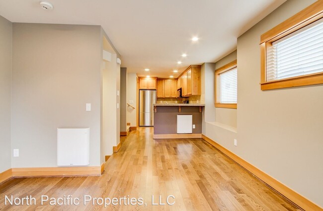 Building Photo - 3 br, 2.5 bath House - 5204 Delridge Way S...