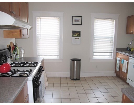 Building Photo - 16 Avon St