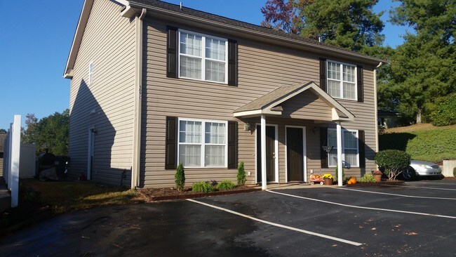 Building Photo - 509 Fairview Rd