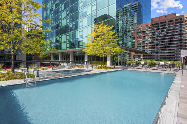 Building Photo - Modern Apartment in the Heart of Downtown