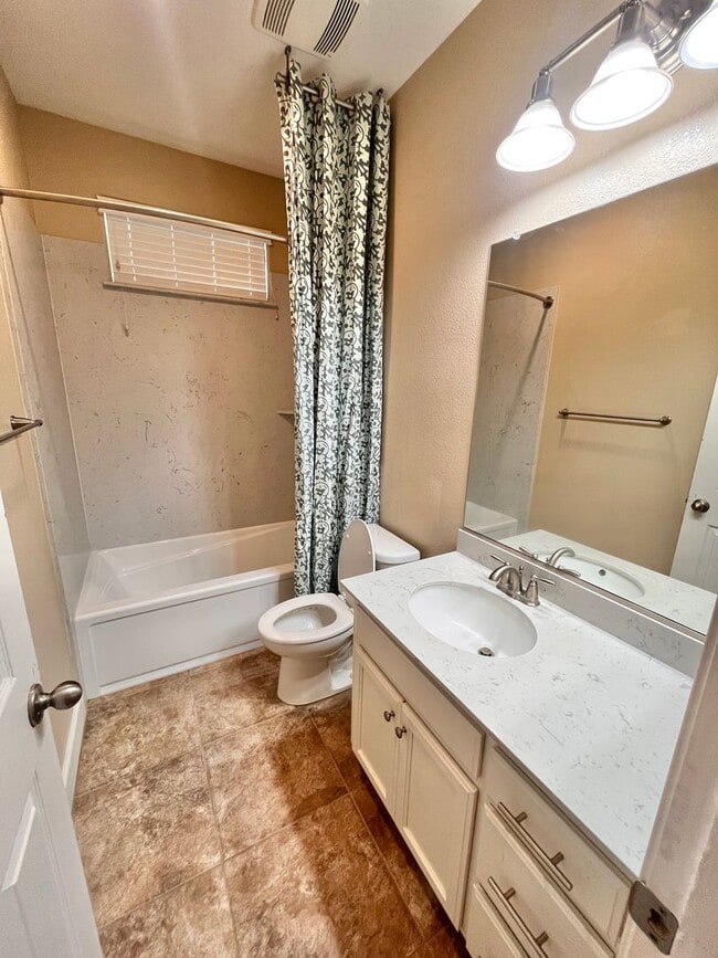 Building Photo - Beautiful 5bed 3 1/2 bath with SOLAR! Great location!