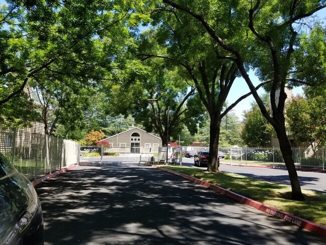 Foto del edificio - COMING SOON...TRINITY RIVER CONDO - 2 BR/2BA