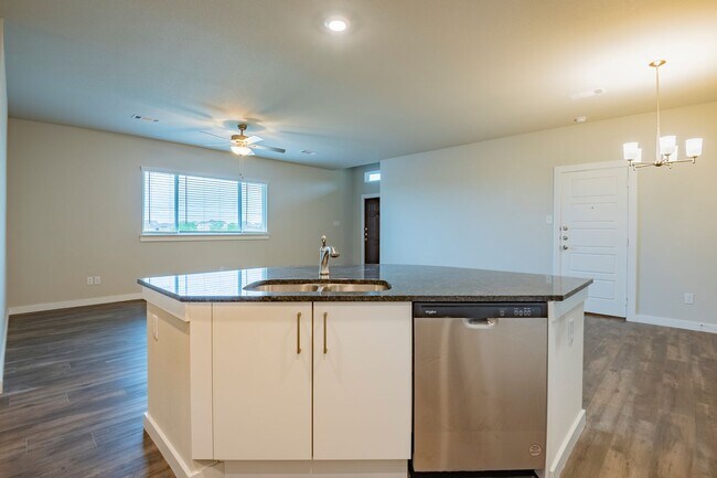 Foto del edificio - AVAILABLE NOW! GORGEOUS 4 BEDROOM DUPLEX L...