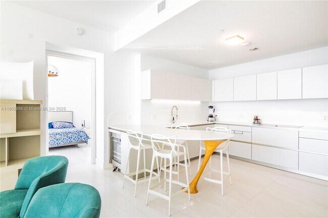 Building Photo - 16901 Collins Ave