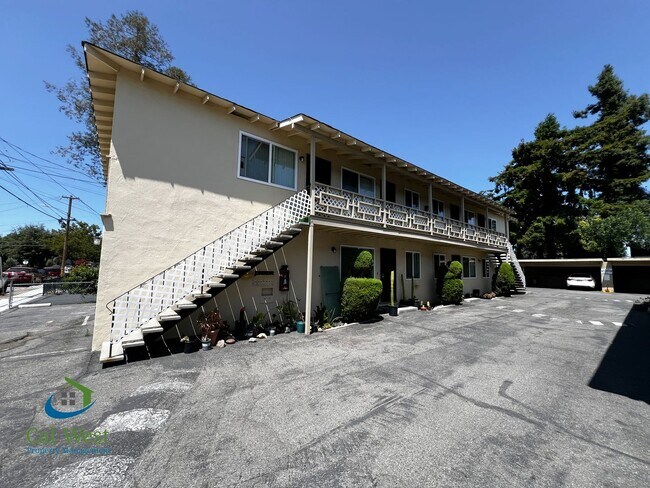 Building Photo - $1995 - Cozy 1/1 located near the Rose Garden