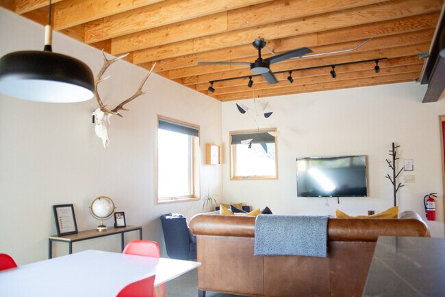 Foto del edificio - 602 N Willson Ave