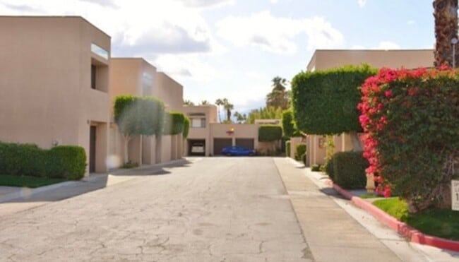 Building Photo - 439 Village Square W
