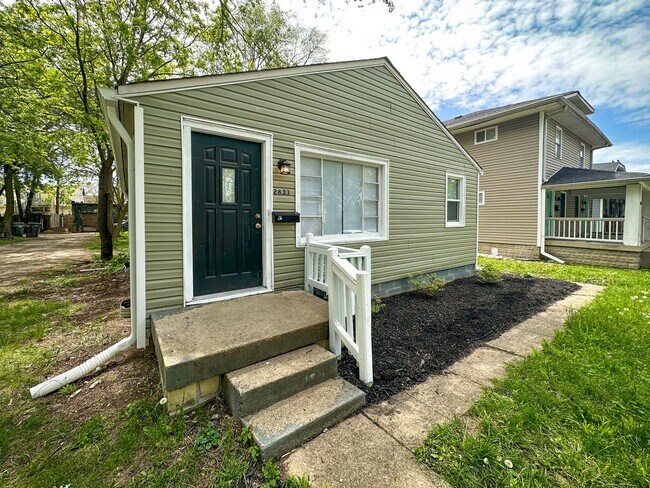 Building Photo - 2833 E Vermont St