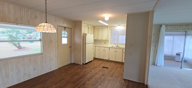Foto del edificio - 2 bed 2 baths with carport