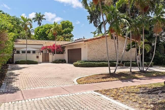 Foto del edificio - 5830 Pine Tree Dr