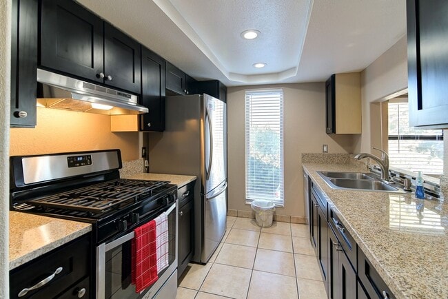 Building Photo - 1440 E Vegas Valley Dr