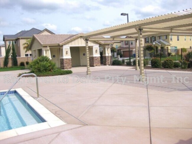 Foto del edificio - Great 3 bedroom 3 bath home