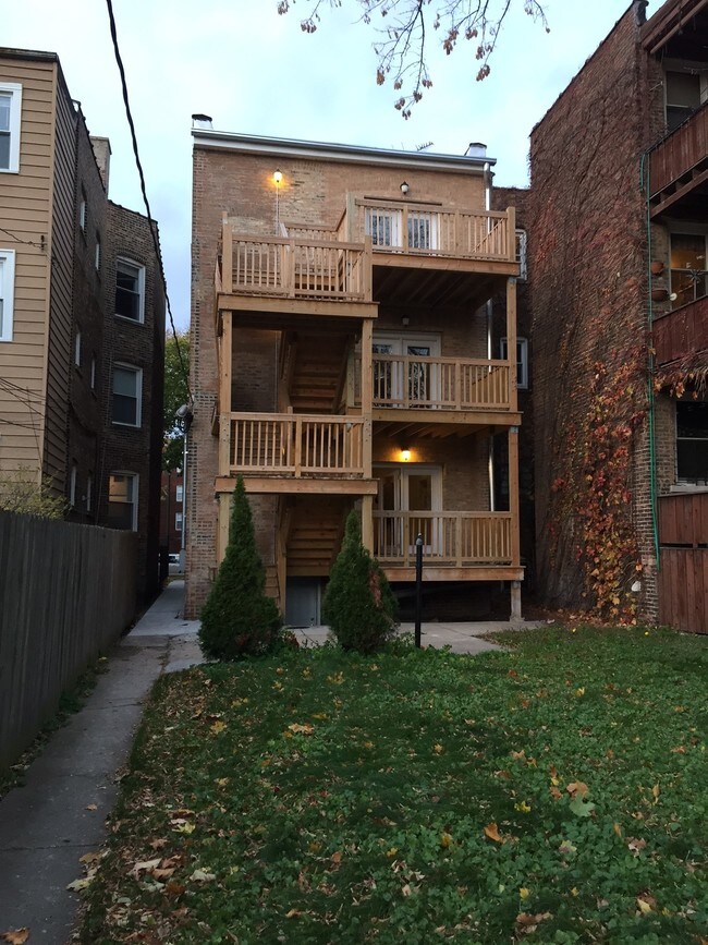Building Photo - 1727 W Albion Ave