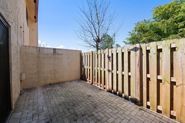 Foto del edificio - 3281 E Golf Blvd