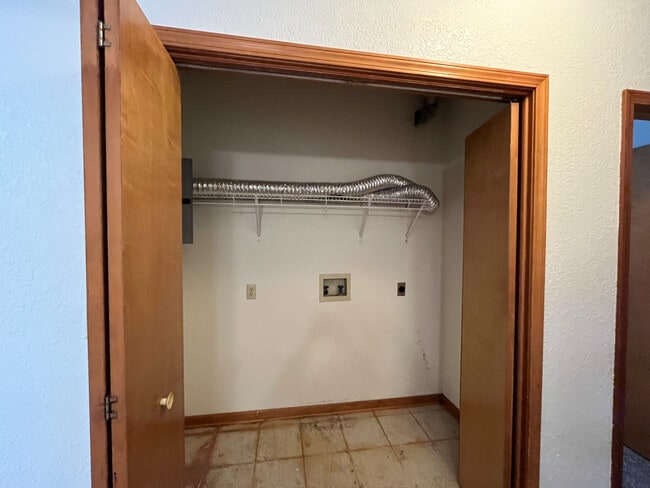 Building Photo - 702 Streck Ct