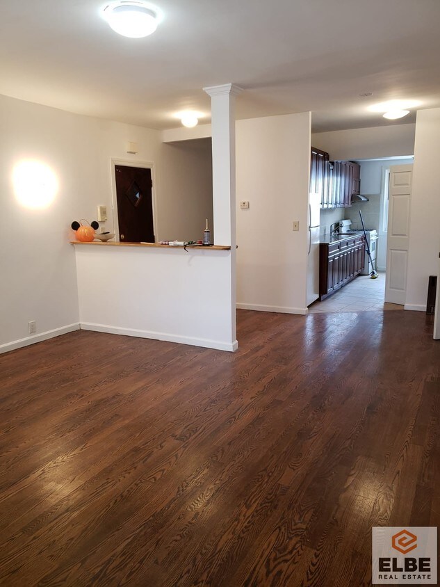 Primary Photo - 206 Hampton Ave