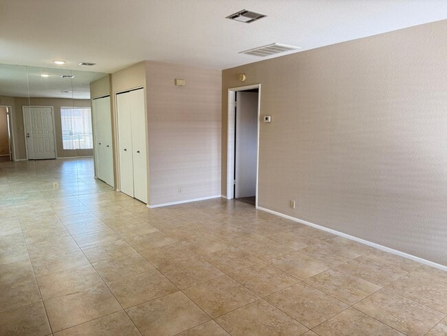 Building Photo - 312 W Yukon Dr