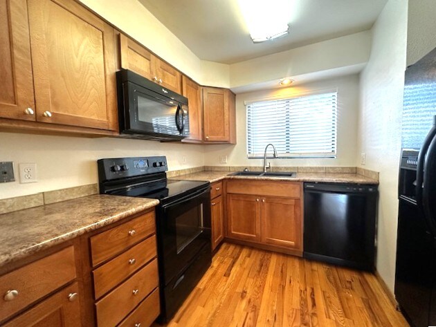Foto principal - 2215 E 7th St