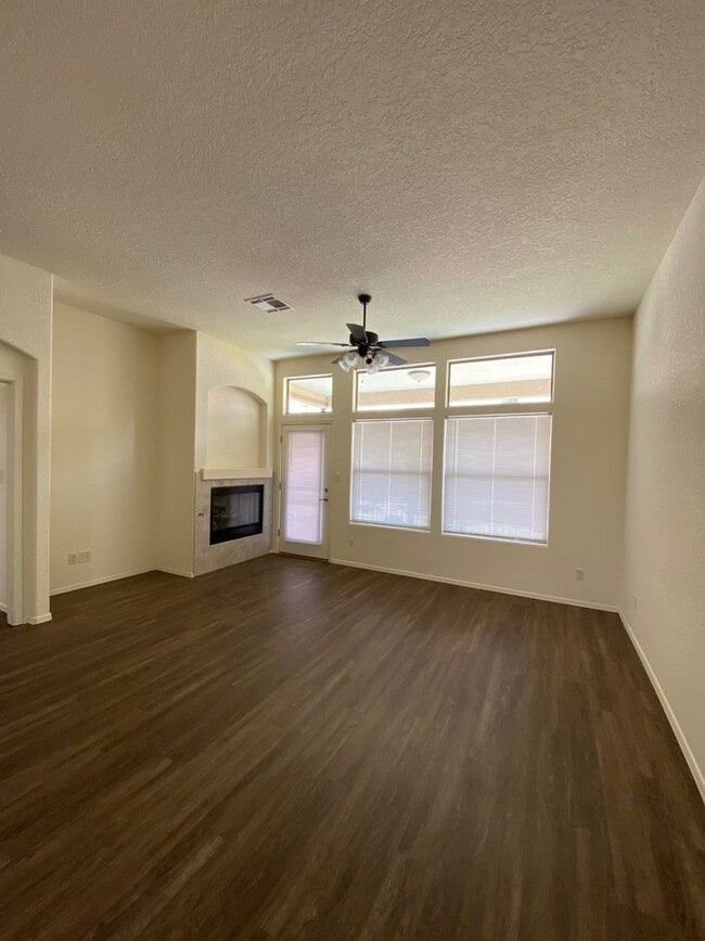 Foto del edificio - Beautiful 2 Bedroom Del Prado Condominium ...
