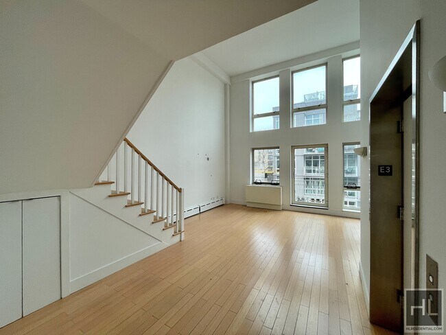 Building Photo - Gorgeous 2 bed, 2 bath duplex with 3 priva...