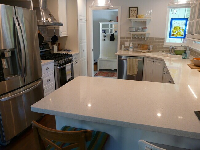 Foto del edificio - Beautiful and Bright 4 Bedroom 2.5 Bath Sa...
