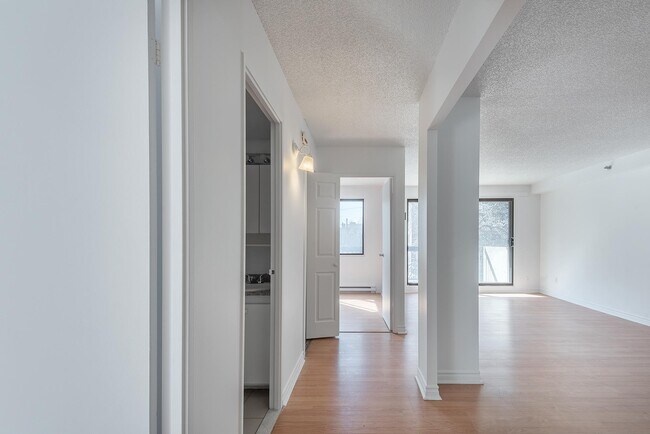 Building Photo - L711