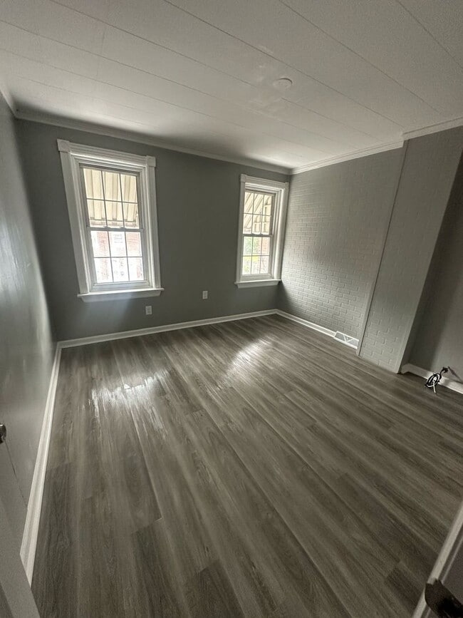 Building Photo - Fully Renovated Single Family House