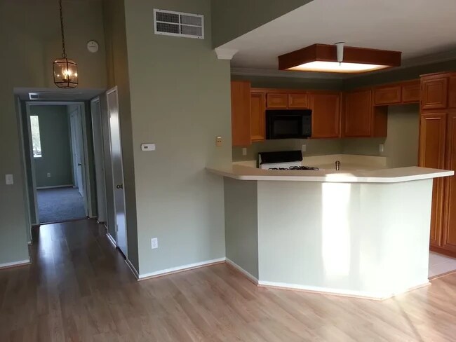 Building Photo - 2572 Avenida Del Vista