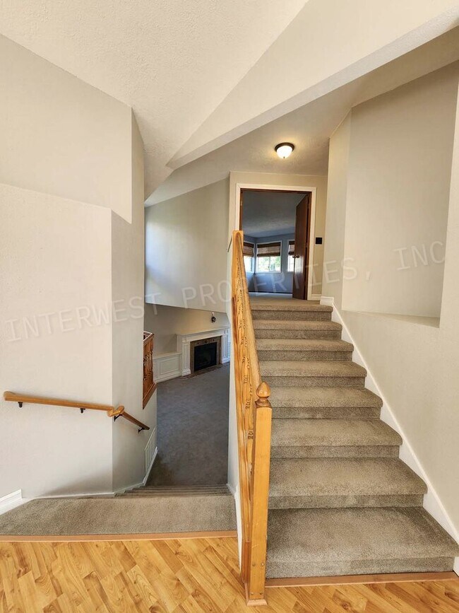 Building Photo - 4+ Bedroom Tigard Home With a Beautiful Vi...