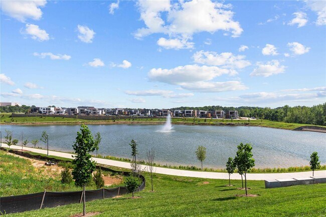 Foto del edificio - 16506 Honey Locust Dr
