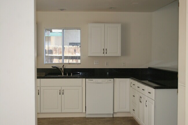 Building Photo - BEAUTIFUL 3bd 2ba South Bakersfield W/POOL!!