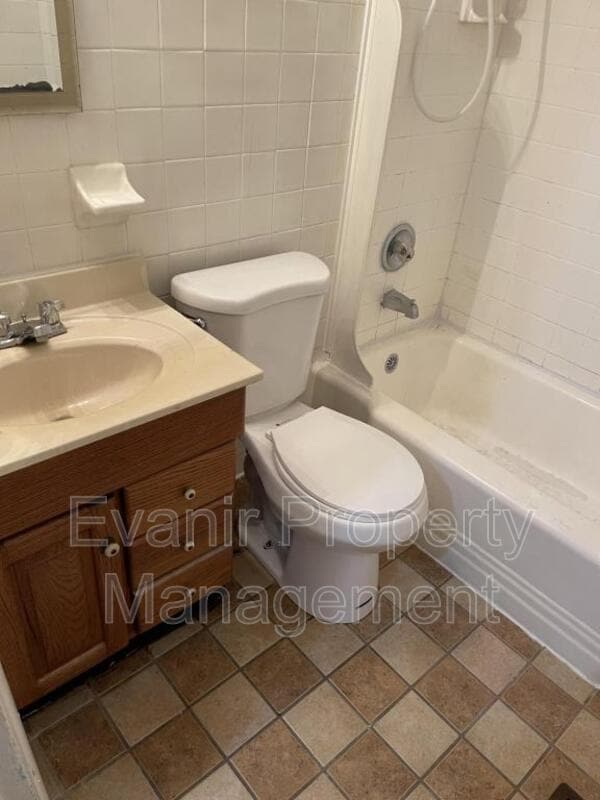 Building Photo - 418 Gruen Dr