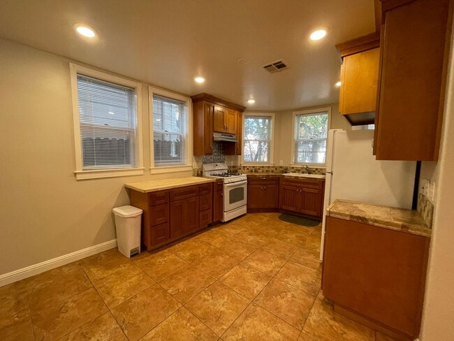 Foto del edificio - 2 Car Garage Included! Downstairs 2 Bed 2 Full Bath AND Washer and Dryer!