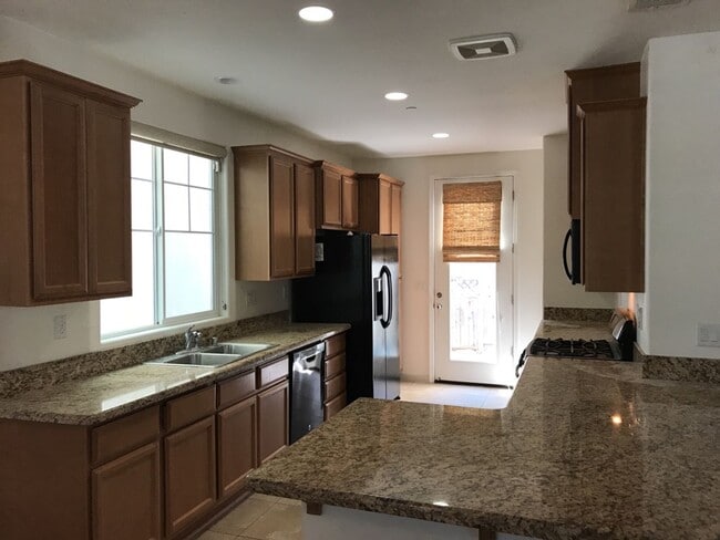 Building Photo - Beautiful East Davis home available Septem...