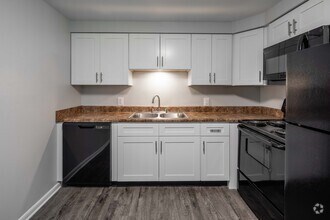 1BR, 1BA - 700SF - Kitchen - Roberts Park Apartments