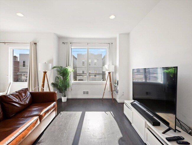 Building Photo - 112 Zabriskie St